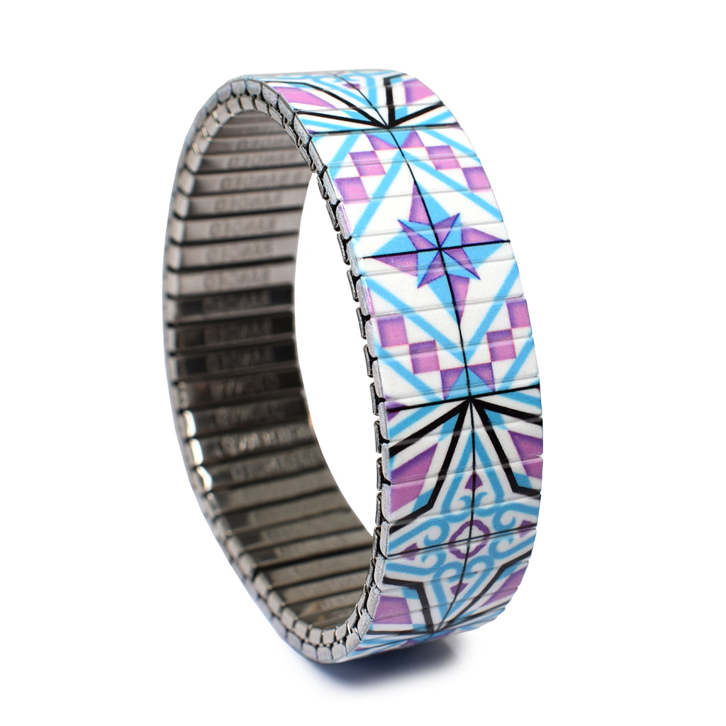 © 2024 Banded Bracelets. AZULEJO - El Portet - 18mm Classic Finish - Unsere "Azulejos"-Kollektion ist von der reichen Tradition der Azulejo-Fliesen der iberischen Halbinsel inspiriert und fängt die vielseitigen, geometrischen Muster und leuchtenden Farben der berühmten Keramikfliesen ein.