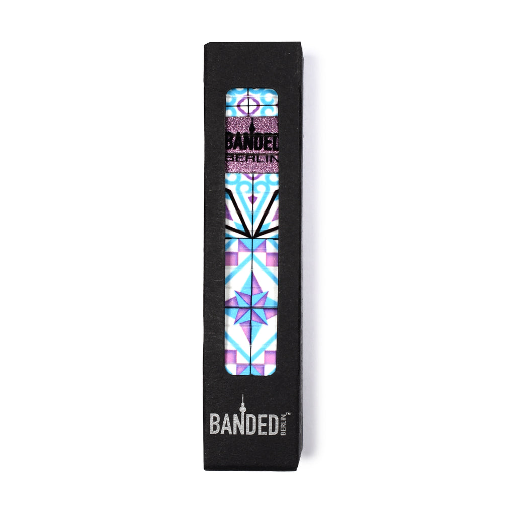 © 2024 Banded Bracelets. AZULEJO - El Portet - 18mm Classic Finish - Unsere "Azulejos"-Kollektion ist von der reichen Tradition der Azulejo-Fliesen der iberischen Halbinsel inspiriert und fängt die vielseitigen, geometrischen Muster und leuchtenden Farben der berühmten Keramikfliesen ein.