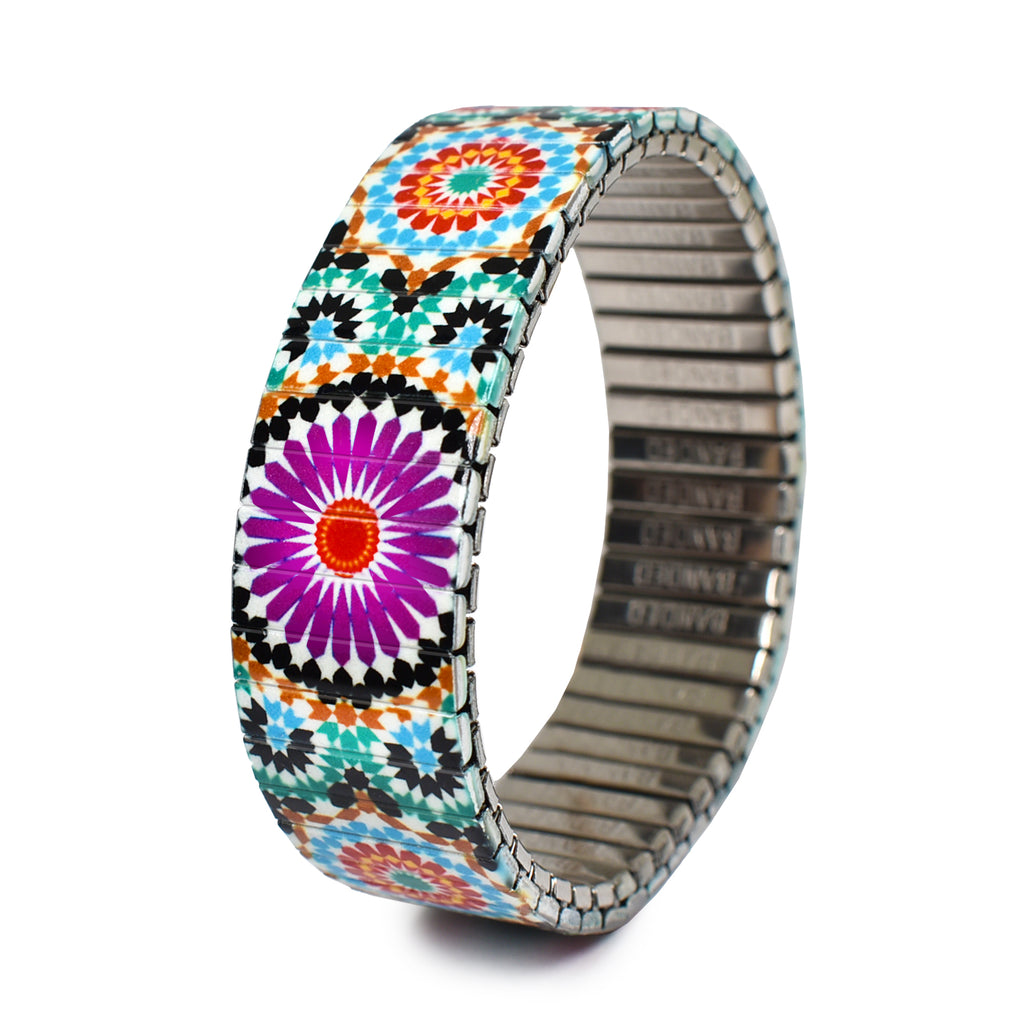 AZULEJO - Ronda - 18mm  Classic Finish  Unsere "Azulejos"-Kollektion ist von der reichen Tradition der Azulejo-Fliesen der iberischen Halbinsel inspiriert und fängt die vielseitigen, geometrischen Muster und leuchtenden Farben der berühmten Keramikfliesen ein. © 2024 Banded Bracelets