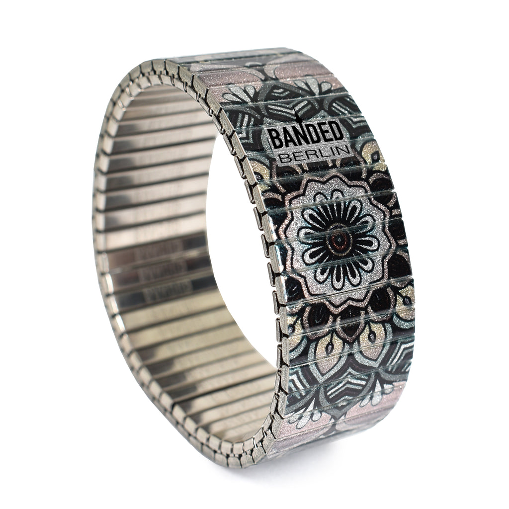 23mm - Mandalas Métallique - Silver Bell Shanty   Banded's Metallic take on our Best selling Mandala styles from our Air Banded collection that we sell onboard Lufthansa & Swiss airlines.