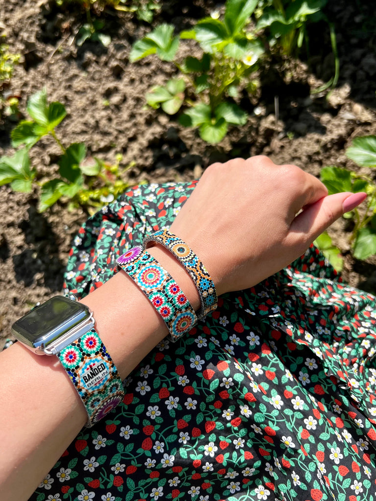 AZULEJO - Ronda - 18mm  Classic Finish  Unsere "Azulejos"-Kollektion ist von der reichen Tradition der Azulejo-Fliesen der iberischen Halbinsel inspiriert und fängt die vielseitigen, geometrischen Muster und leuchtenden Farben der berühmten Keramikfliesen ein. © 2024 Banded Bracelets