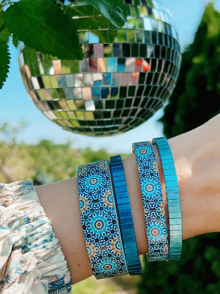 AZULEJO - Seville Tile - 23mm Classic Finish  Hier in der Wiege des Flamenco, zeigt&nbsp;Andalusien seine tiefe Verbundenheit mit der maurischen Kultur. Arabisch anmutende Fliesen, die die nordafrikanischen Einflüsse der Stadt Sevilla unsterblich machen.