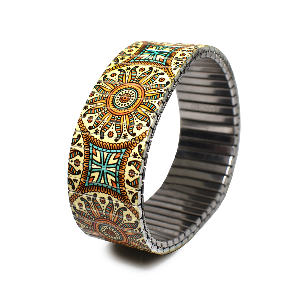 AZULEJO - ALFAMA - 23mm Classic Finish Unsere lebendigen "AZULEJO BANDEDS" sind inspiriert von den kunstvollen portugiesischen Steinfliesen, welche in wunderbarer Handarbeit gefertigt, hunderte Häuser und Böden schmücken. Wir empfehlen in der Hektik des Alltags ab und zu einen Blick beim Tragen darauf zu werfen und für einen Moment inne zu halten  - beruhigt ungemein!AZULEJO - ALFAMA - 23mm Classic Finish