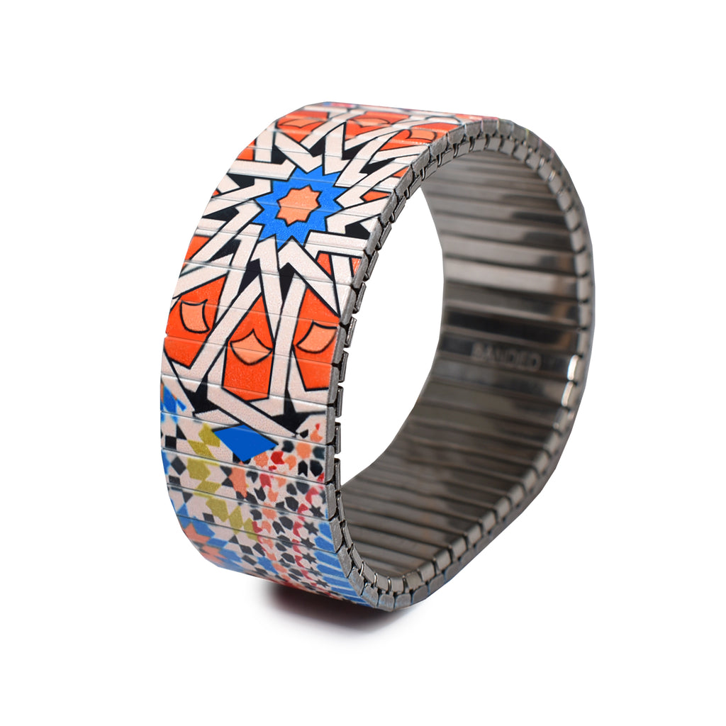 AZULEJO - Bairro Alto - 23mm Classic Finish  Unsere lebendigen "AZULEJO BANDEDS" sind inspiriert von den kunstvollen portugiesischen Steinfliesen, welche in wunderbarer Handarbeit gefertigt, hunderte Häuser und Böden schmücken. Wir empfehlen in der Hektik des Alltags ab und zu einen Blick beim Tragen darauf zu werfen und für einen Moment inne zu halten  - beruhigt ungemein!