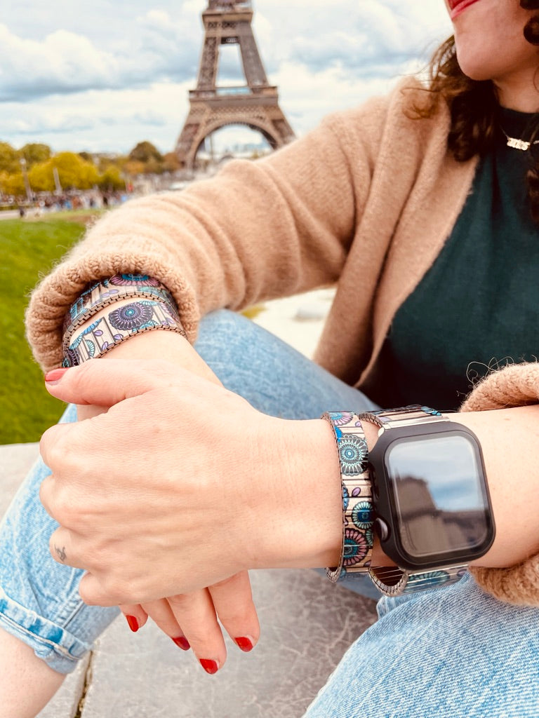 Flora Atomica - La Coupole - Banded™️ for Smart watch - Metallic Finish  Ein Strauß in den Farben von Paris, verziert mit einem glitzernden Hintergrund in Golden Peach. Eine Hommage an eines unserer Lieblingsrestaurants in Paris, La Coupole.