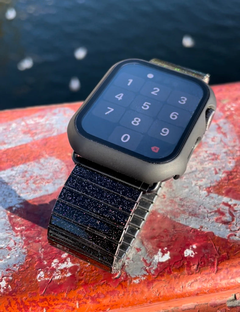 The Cosmos - Banded™ for Smart Watch - Black Rainbow Metallic finish  🪐 ✨ Hallo unendlicher Raum. Wir haben die Sterne des Universums eingefangen und dieses besondere Regenbogen-Metallic-Schwarz Banded geschaffen. Dynamisch, tiefgründig und atemberaubend. Funkelnder Glanz, die ganze Zeit. Tanze heute Abend mit dem Kosmos am Handgelenk...