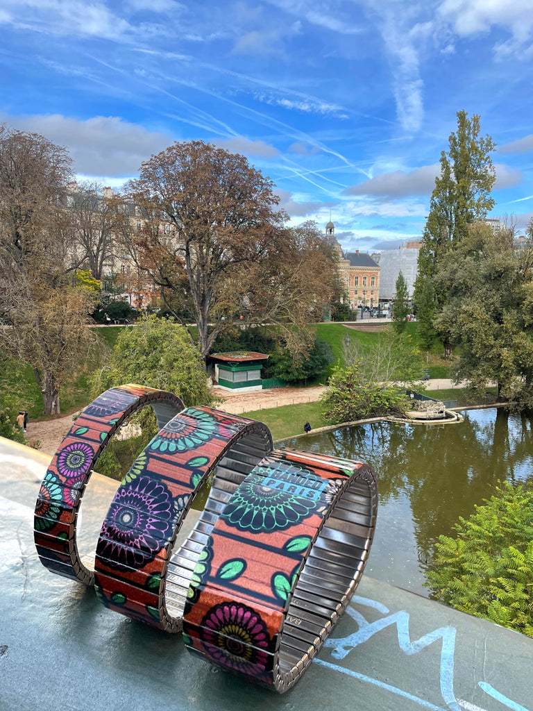 Flora Atomica - Jardin de Tulipes - 18mm - Metallic Finish  Ein Strauß in Pariser Farben mit einem funkelnden Hintergrund in Orange. Eine Hommage an unseren Lieblingspark im Herzen von Paris, den Parc des Buttes-Chaumont.