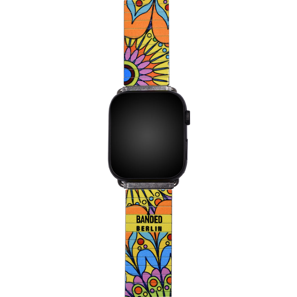 Caravan of Love - Peacock Garden - Banded for Apple Watch - Classic Finish  “Caravan of Love“ ist eine Ergänzung zur Forever Summer Kollektion und ist unserer Sehnsucht nach Reisen und Abenteuerlust gewidmet.