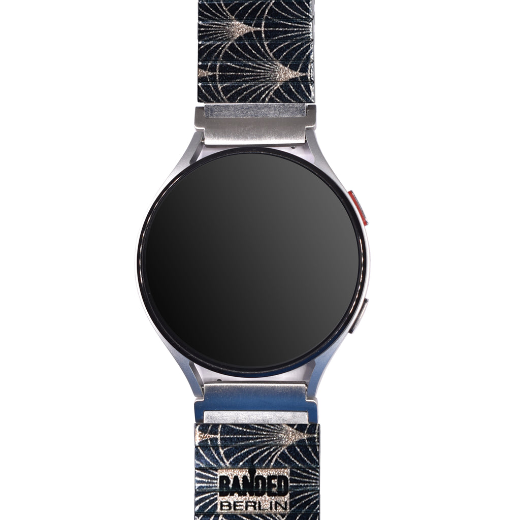 Metropolis - Seashell Cabaret - Banded™ for Smart Watch Metallic Finish  Berlin ist das Hollywood der 20er Jahre. Hier erfinden die Regisseure der Weimarer Republik die Zukunft des Films. Pure Magie gebannt auf silbrig-glänzendem Celluloid.