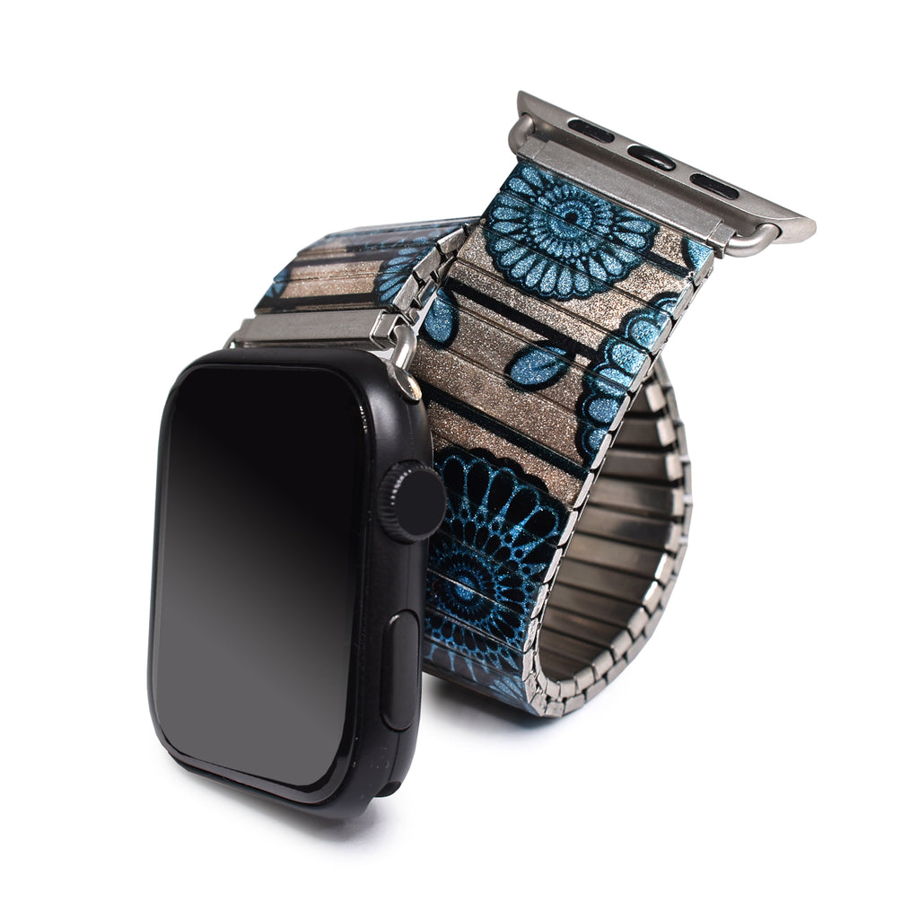 Flora Atomica - Ventura´s Cravat for Apple Watch - Metallic   Ein starker Auftritt braucht nicht viele Worte. Blaue Ammoniten auf champagnerfarbenem Grund – ein subtiles Design, das nachhaltig Eindruck macht. 