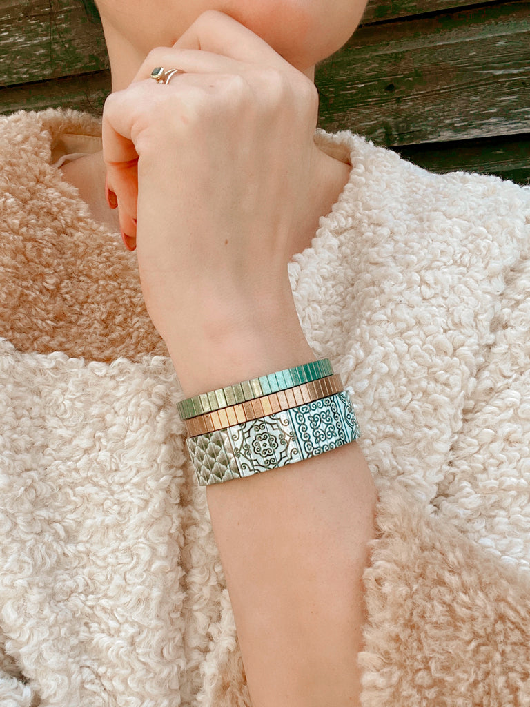 Mediterranean Tile - Porto - Banded for Apple watch - Classic Finish  Unsere lebendigen "AZULEJO BANDEDS" sind inspiriert von den kunstvollen portugiesischen Steinfliesen, welche in wunderbarer Handarbeit gefertigt, hunderte Häuser und Böden schmücken. Wir empfehlen in der Hektik des Alltags ab und zu einen Blick beim Tragen darauf zu werfen und für einen Moment inne zu halten  - beruhigt ungemein!