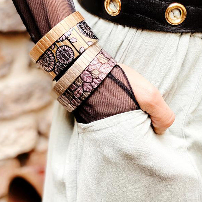 Calistoga Rose - Stained Glass Leaf - Banded for Applewatch Metallic Finish Eine Variante unseres „Stained Glass Leafs“- Designs, das wir der Schönheit der Natur gewidmet haben. „Calistoga Rose“ fängt in acht verschiedenen Farbkombinationen die Magie der Jahreszeiten ein. 